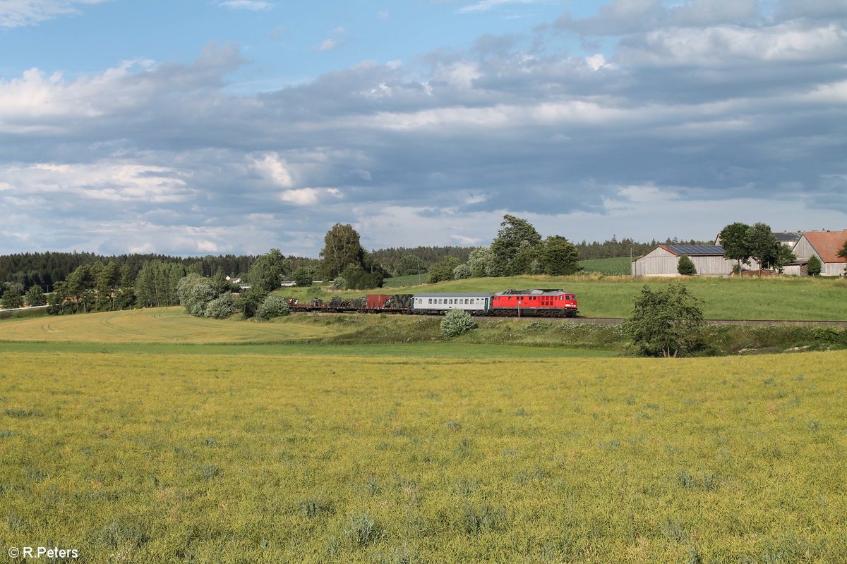 232 703 zieht mit einem Militärzug von Hof nach Weiden bei Röthenbach am Steinwald kurz vor Reuth bei Erbendorf vorbei. 10.07.20