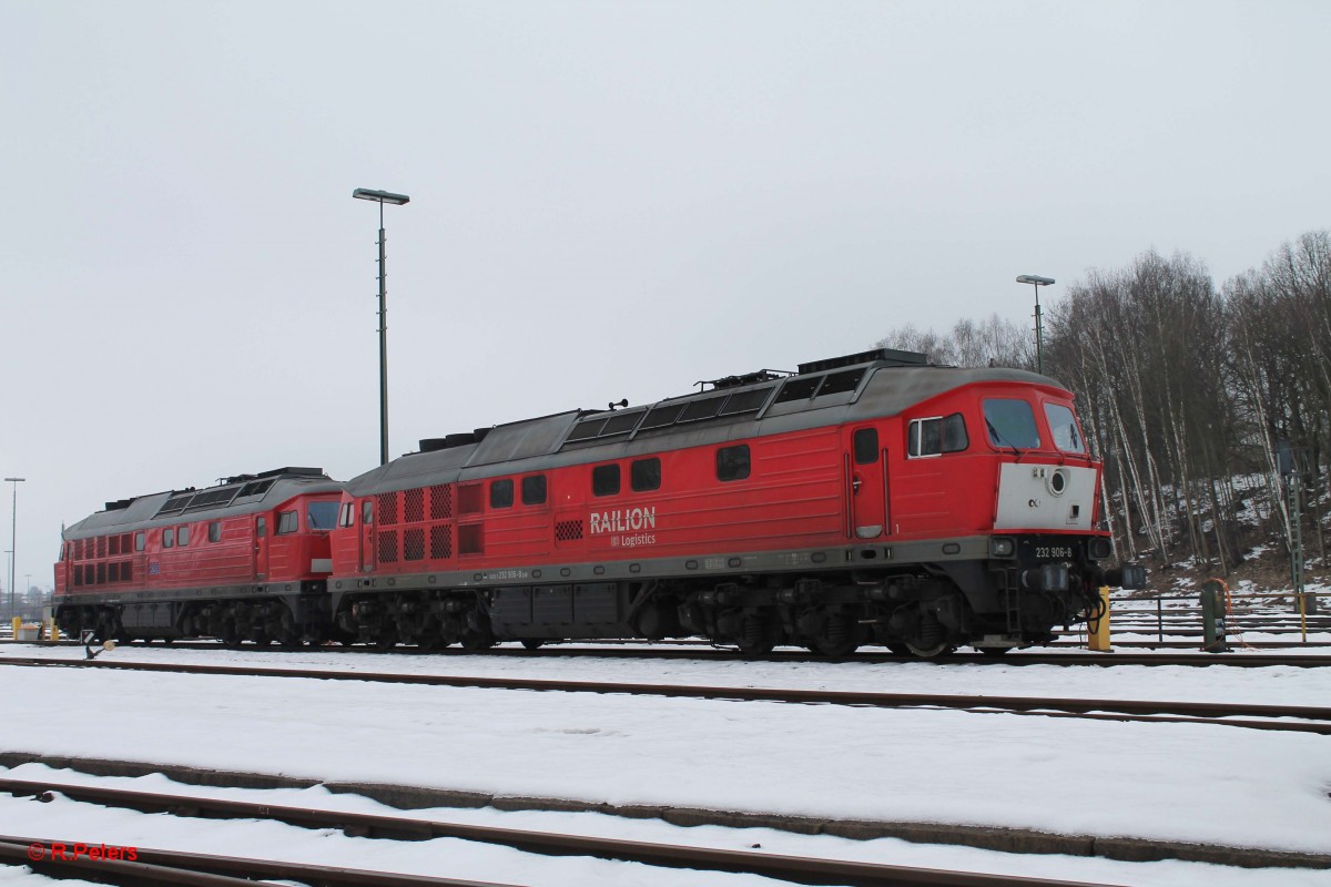 232 906-8 steht abgestellt mit 233 367-2 in Marktredwitz 15.02.15