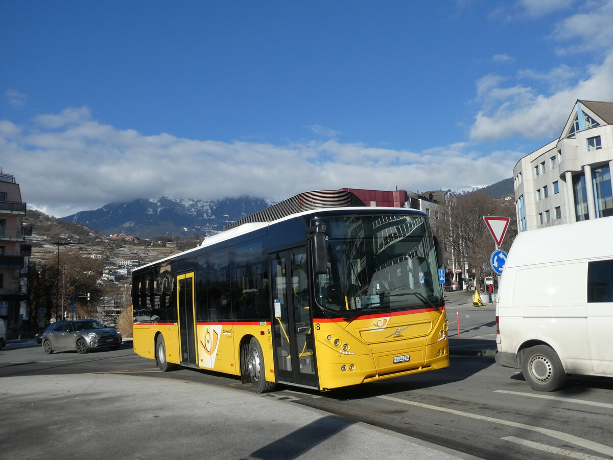 (232'186) - Lathion, Sion - Nr. 8/VS 444'334 - Volvo am 21. Januar 2022 beim Bahnhof Sion