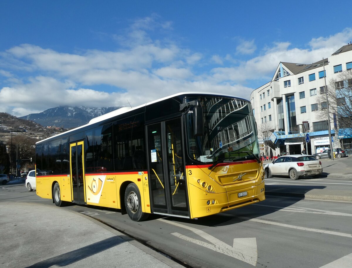 (232'220) - Lathion, Sion - Nr. 3/VS 26'221 - Volvo am 21. Januar 2022 beim Bahnhof Sion