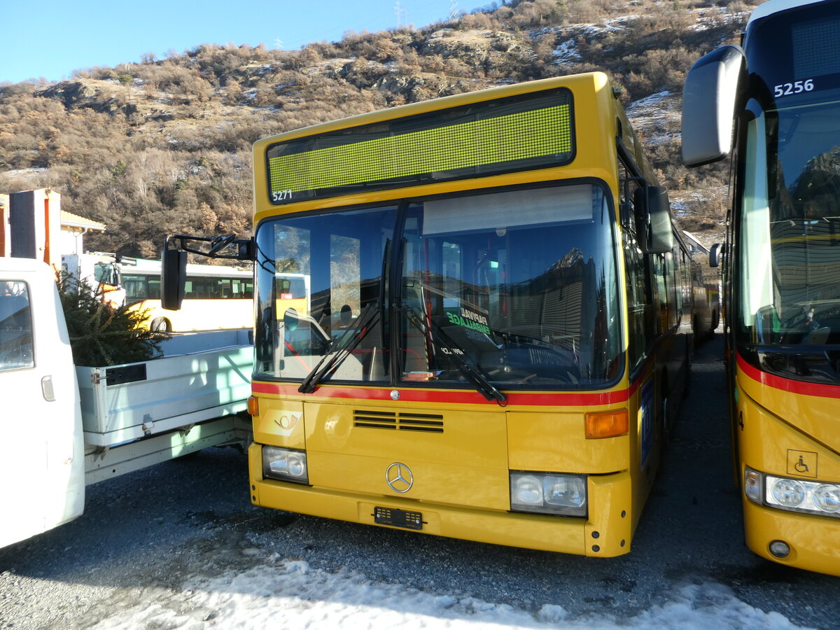 (232'383) - PostAuto Wallis - Nr. 17 - Mercedes (ex Theytaz, Sion; ex AAGL Liestal Nr. 57) am 23. Januar 2022 in Saxon, Garage Visa