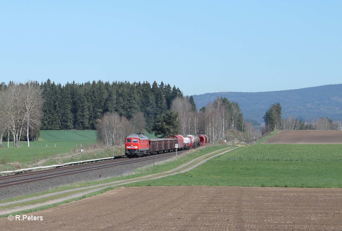 233 040-5 zieht zwischen Habnith und Neudes den 51612 Leipzig Engelsdorf - Nürnberg Frankenwald Umleiter. 21.04.16