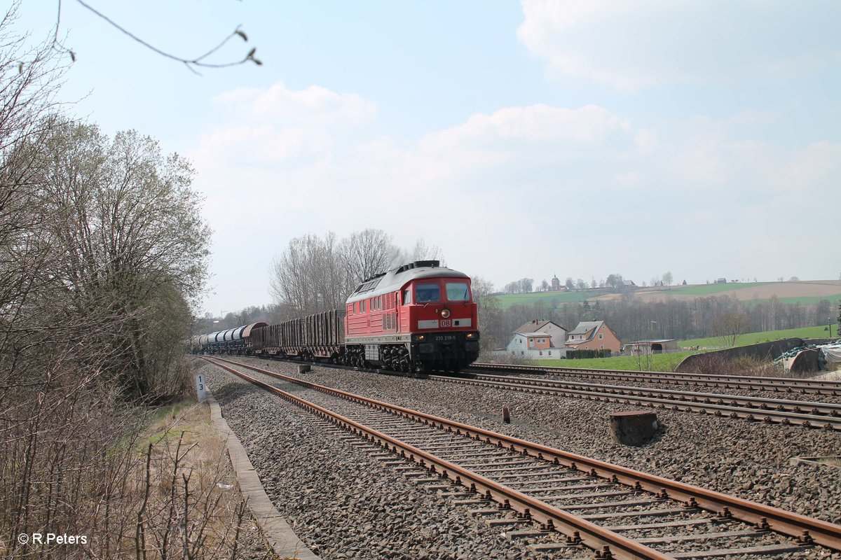 233 219-5 zieht bei Schönfeld bei Wiesau den 51723 Nürnberg - Leipzig Engelsdorf Frankenwaldumleiter. 10.04.16