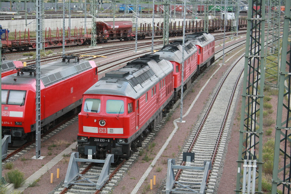 233 233 mit weiteren Schwestermaschienen abgestellt am Bw Halle G in Halle/Saale am 14.7.20