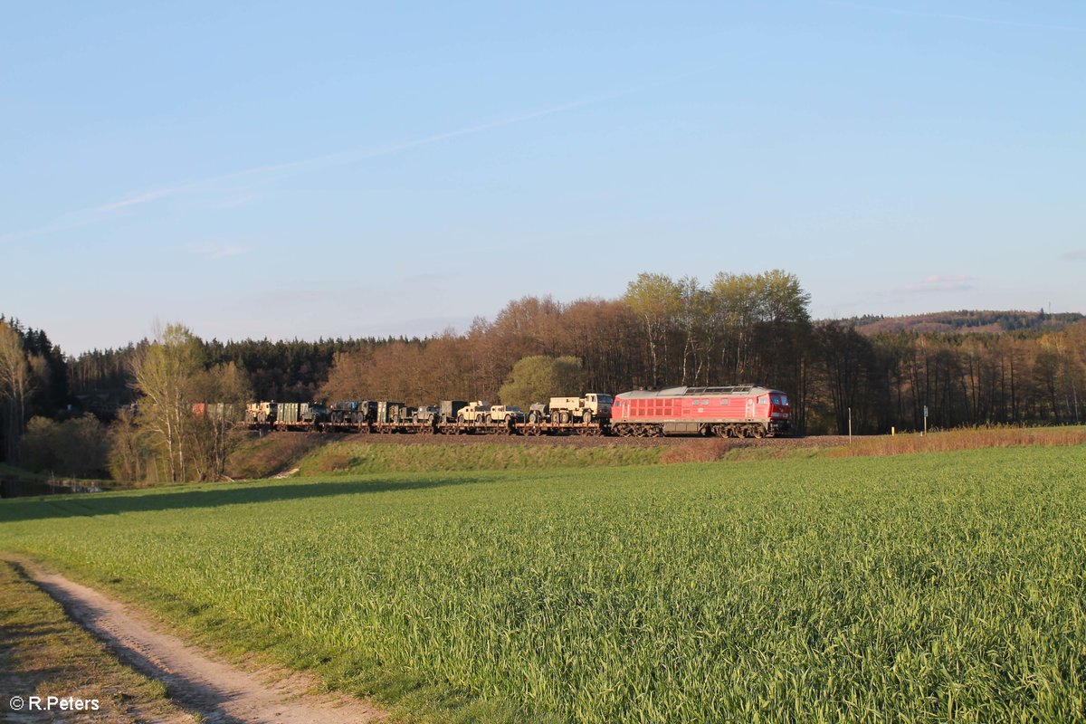 233 306 zieht ein Militärzug nach Vilseck durch die Kurve bei Oberteich. 29.04.16