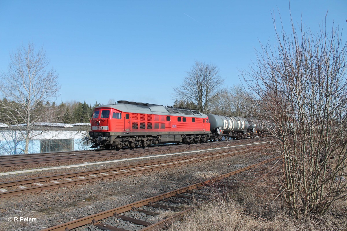 233 357-2 wartet in Pechbrunn mit dem Kesselzug Nrnberg - Hof auf die Weiterfahrt. 17.03.16