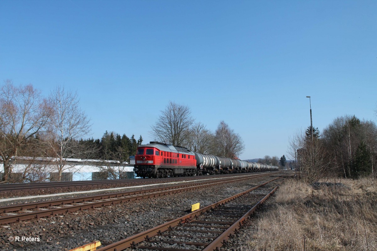 233 357-2 wartet in Pechbrunn mit dem Kesselzug Nrnberg - Hof auf die Weiterfahrt. 17.03.16