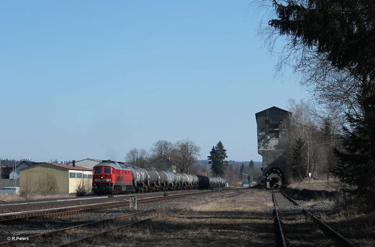 233 357-2 zieht ein Kesselzug aus Nrnberg nach Hof durch Pechbrunn. 17.03.16