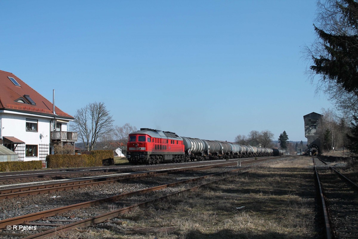 233 357-2 zieht ein Kesselzug aus Nrnberg nach Hof durch Pechbrunn. 17.03.16