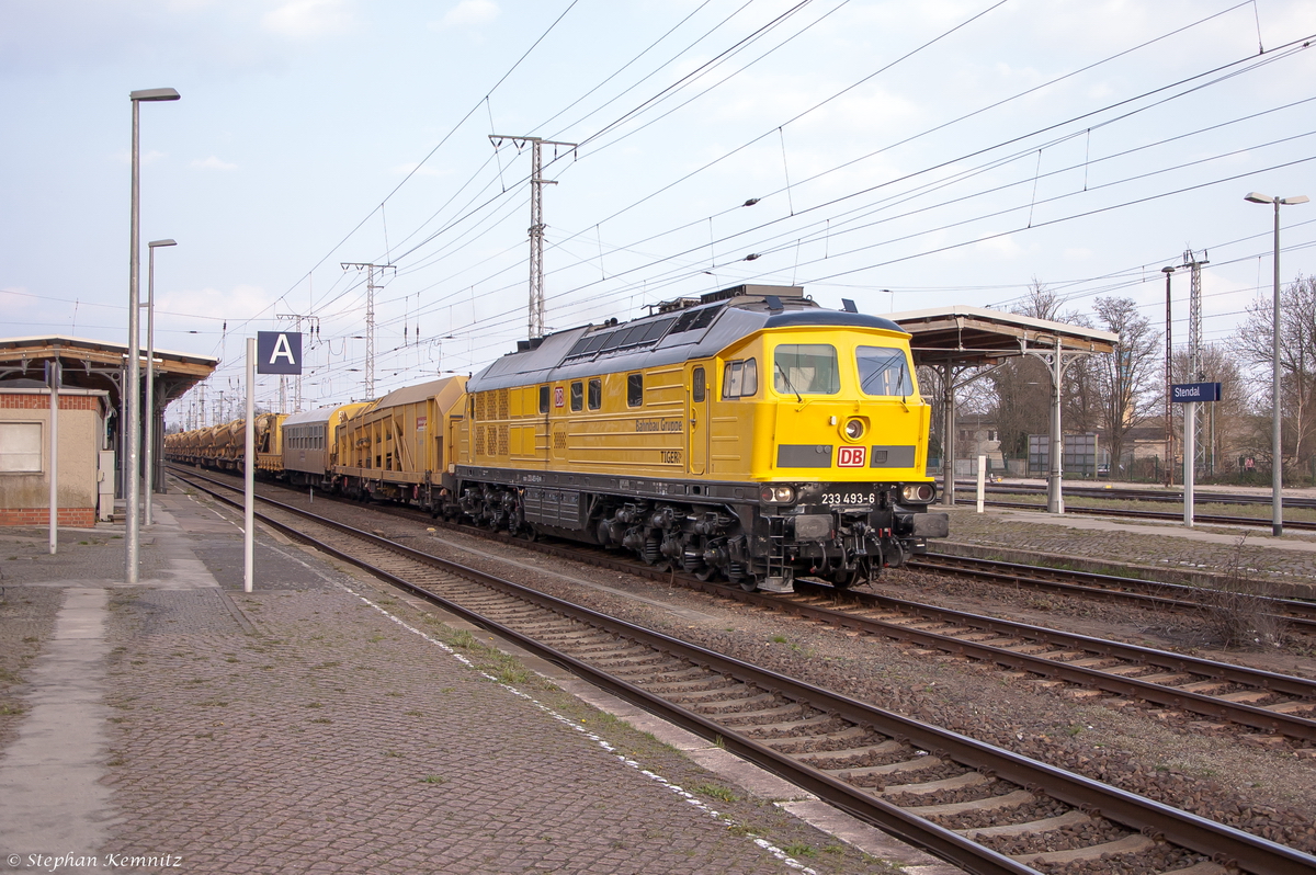 233 493-6 DGT - Deutsche Gleis- und Tiefbau GmbH mit einem Bauzug in Stendal und fuhr weiter in Richtung Wittenberge. 10.04.2015