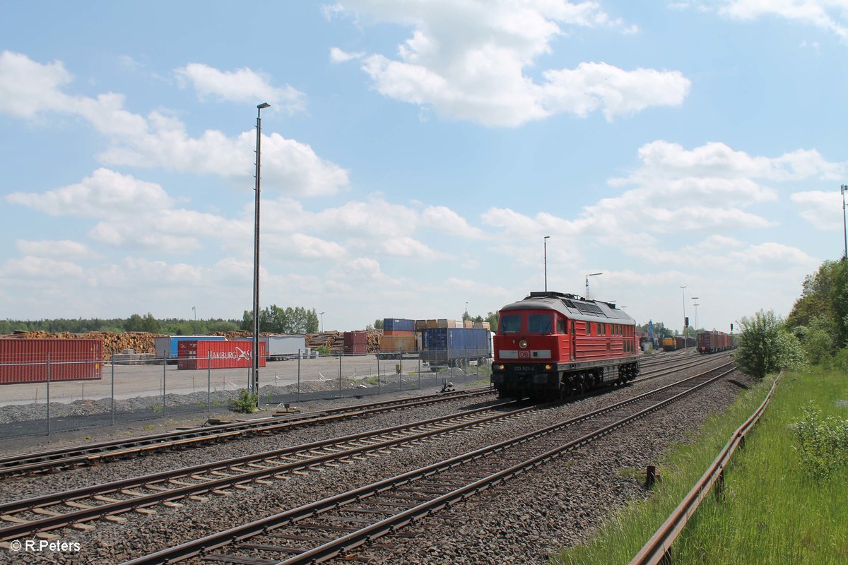 233 521-4 rollt als Tfzf durch Wiesau. 26.05.16