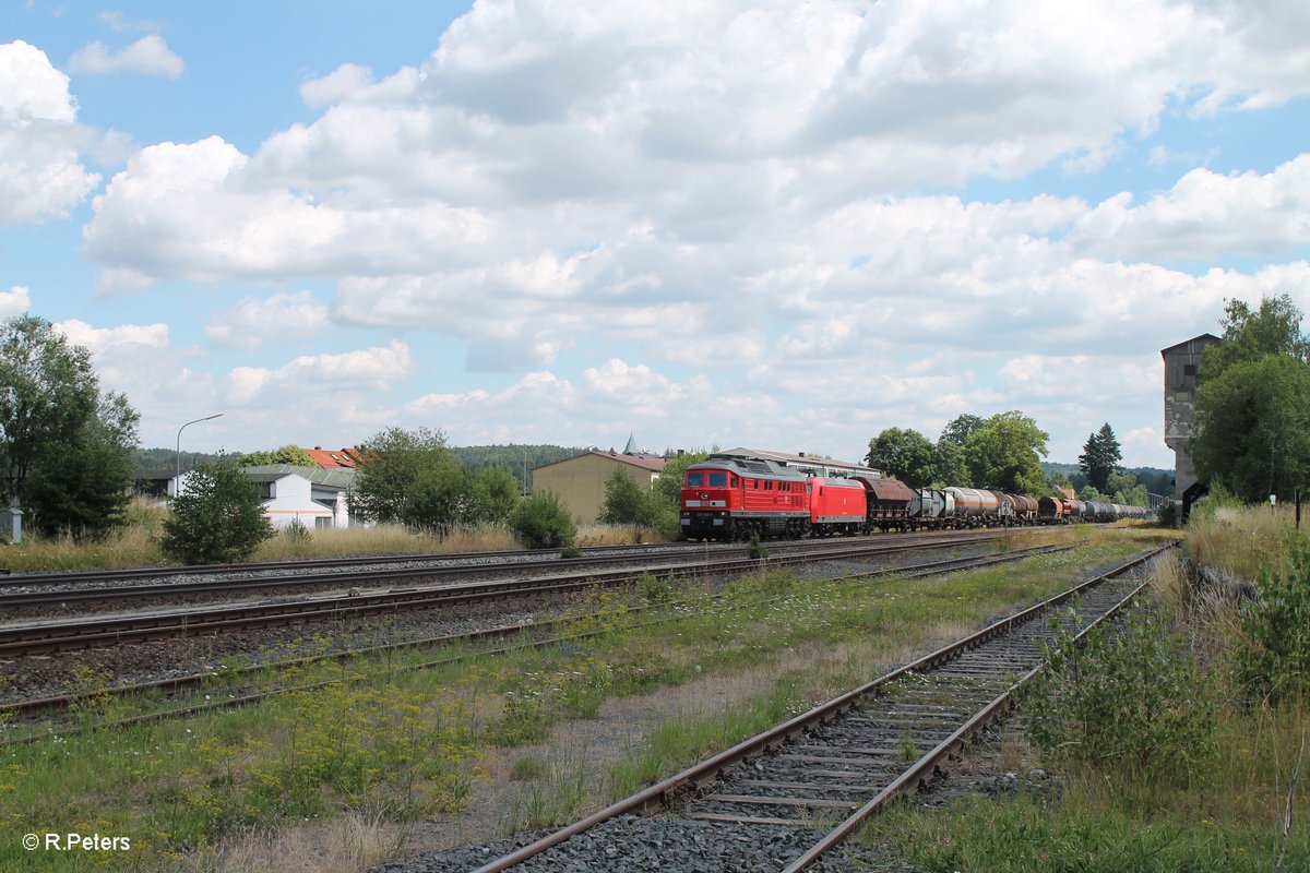 233 525-5 zieht die 145 010 und den 51722 NNR - LLE Frankenwald Umleiter durch Pechbrunn. 19.07.16