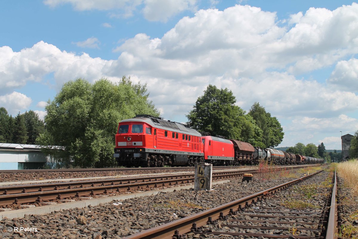 233 525-5 zieht die 145 010 und den 51722 NNR - LLE Frankenwald Umleiter durch Pechbrunn. 19.07.16