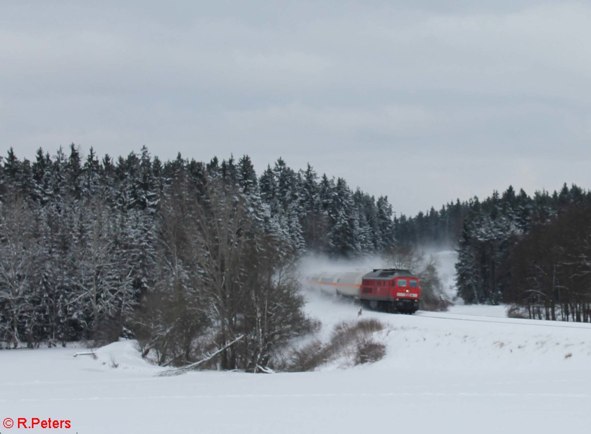 233 525 zieht einen Gaskesselzug aus Cheb nach Regensburg bei Oberteich. 17.01.17