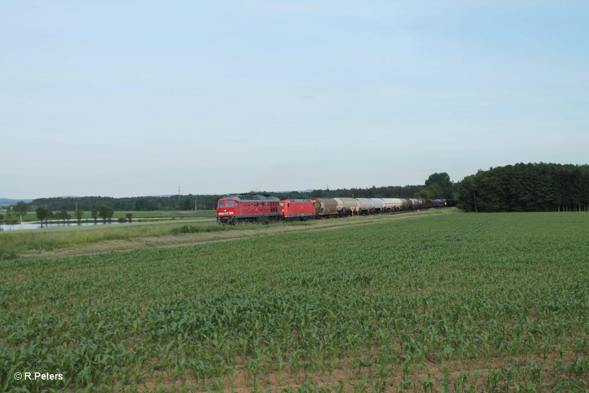 233 572 + GA 185 002 ziehen den 51750 NNR - Leipzig Engelsdorf , Frankenwald Umleiter bei Oberteich. 17.06.15