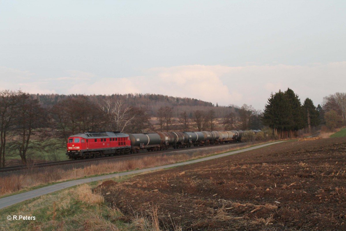 233 572-7 mit dem EZ51750 NN - NHO bei Lengenfeld. 26.03.14