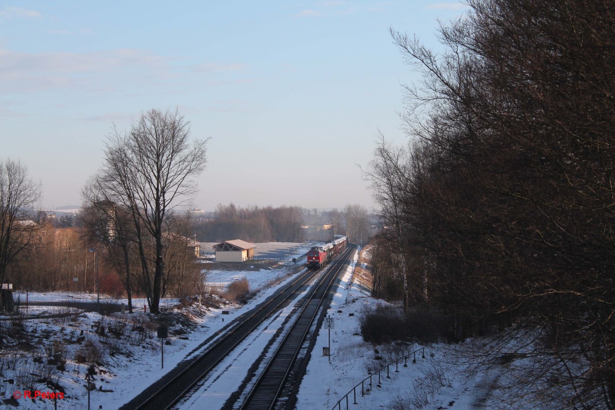 233 662-6 erreicht gleich Waldershof mit dem 51783 Zwickau - Nürnberg nach dem sie Marktredwitz hinter sich gelassen hat. 21.02.15