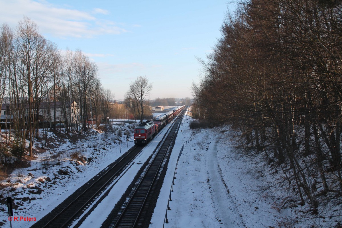 233 662-6 erreicht gleich Waldershof mit dem 51783 Zwickau - Nürnberg nach dem sie Marktredwitz hinter sich gelassen hat. 21.02.15