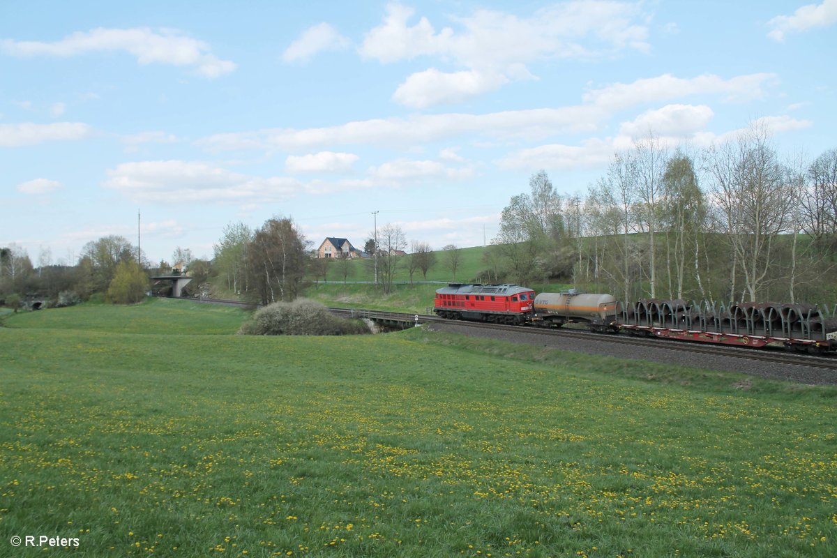 233 698-0 lässt Reuth bei Erbendorf hinter sich und zieht gerade mit dem 51724 NNR - LE bei Röthenbach am Steinwald/Letten vorbei. 29.04.16