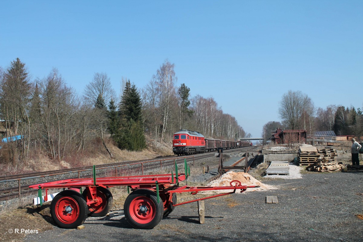 233 698-0 zieht den 51612 Leipzig Engelsdorf - Nrnberg Frankenwald Umleiter durch Waldershof. 17.03.16