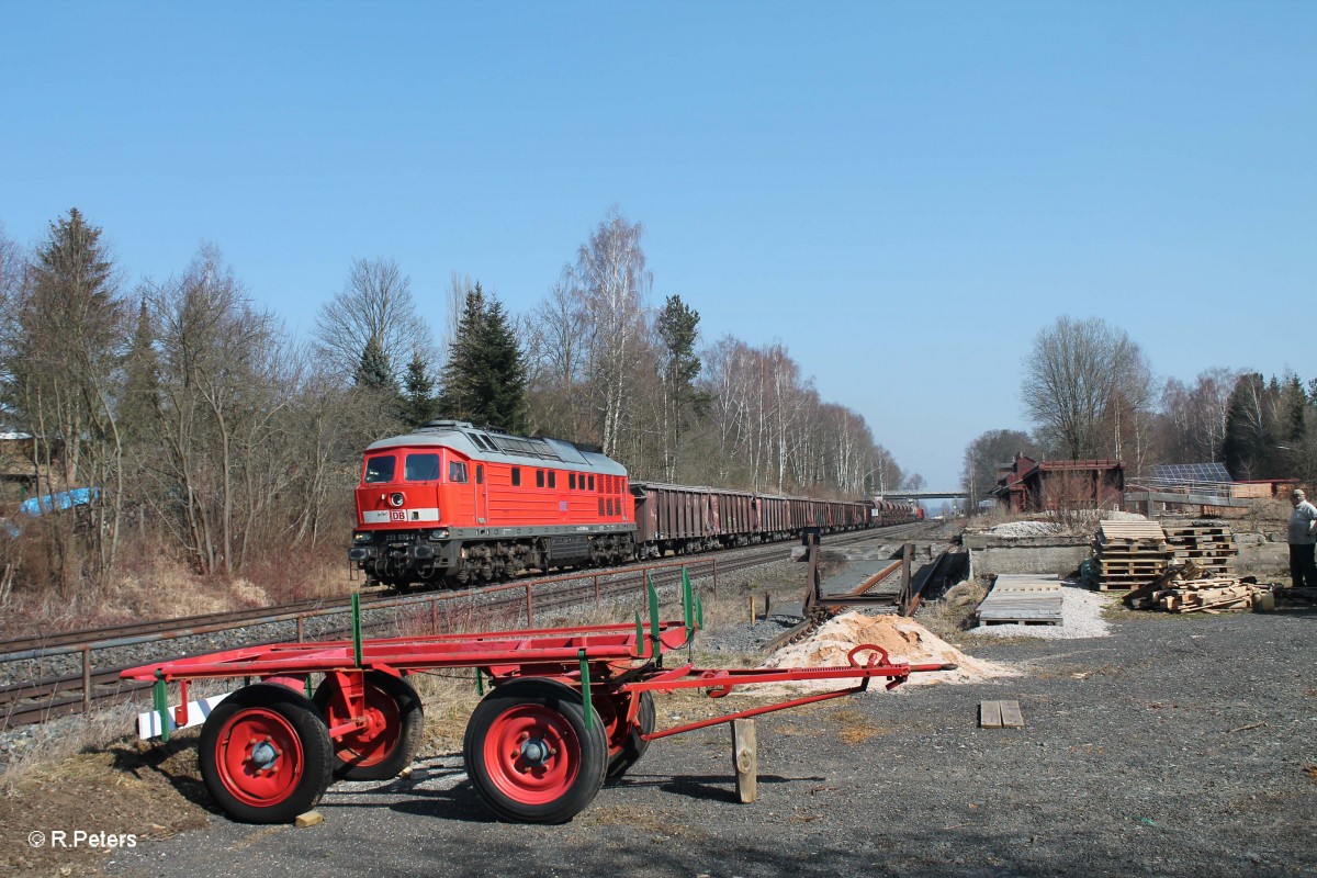 233 698-0 zieht den 51612 Leipzig Engelsdorf - Nrnberg Frankenwald Umleiter durch Waldershof. 17.03.16