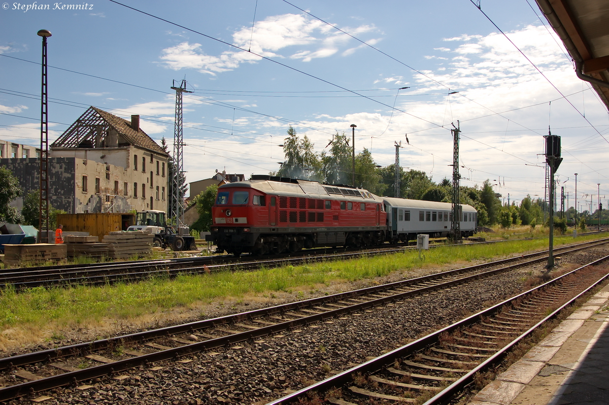 233 709-5 DB Schenker Rail Deutschland AG mit einem Militär Liege- und Begleiterwagen type Bcmkh 240 Nummer 63 80 99 - 40 106-6 am Haken in Stendal. Sie fuhr nach Schönhauser Damm weiter, wo sie beim rangieren und abtransport von Militärzügen eingesetzt wurde. 03.07.2014