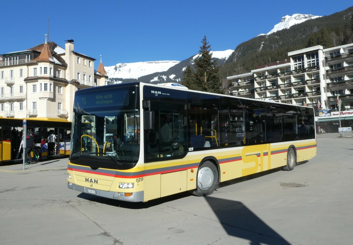 (233'243) - STI Thun - Nr. 129/BE 800'129 - MAN am 27. Februar 2022 beim Bahnhof Grindelwald (Einsatz Grindelwaldbus)