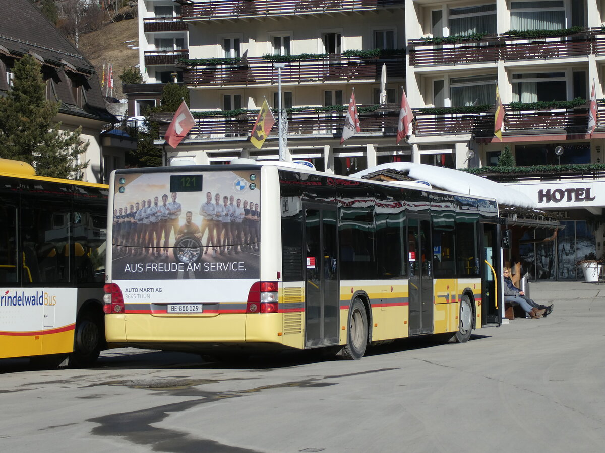 (233'256) - STI Thun - Nr. 129/BE 800'129 - MAN am 27. Februar 2022 beim Bahnhof Grindelwald (Einsatz Grindelwaldbus)