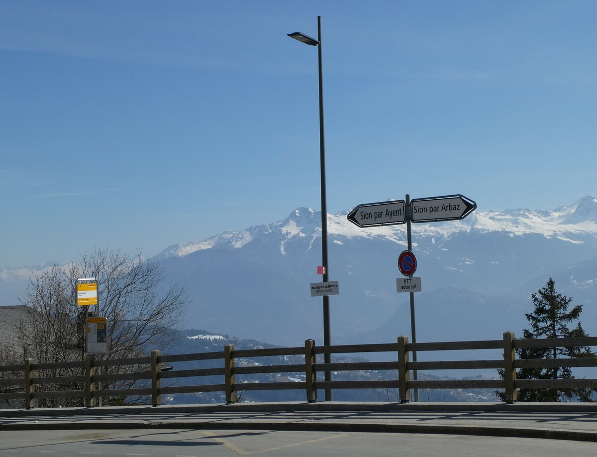 (233'417) - PostAuto-Haltestelle am 7. Mrz 2022 in Anzre, Tlcabine