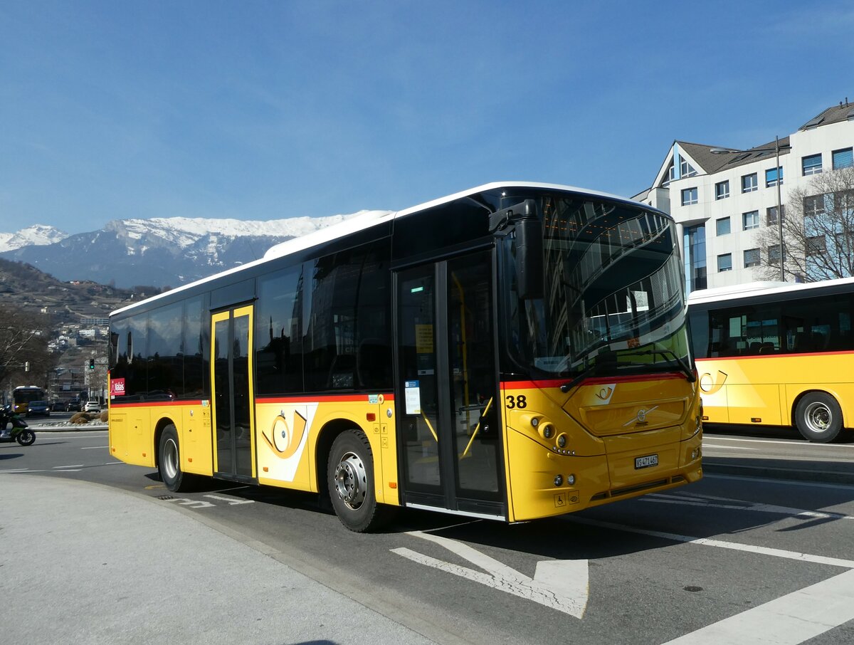 (233'432) - PostAuto Wallis - Nr. 38/VS 471'467 - Volvo am 7. Mrz 2022 beim Bahnhof Sion