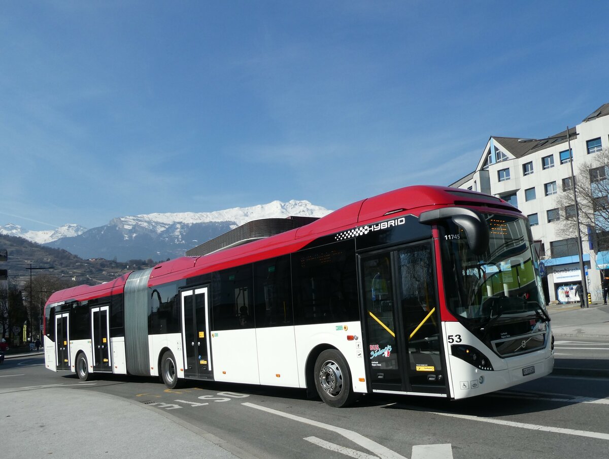 (233'448) - PostAuto Wallis - Nr. 53/VS 531'435 - Volvo am 7. Mrz 2022 beim Bahnhof Sion