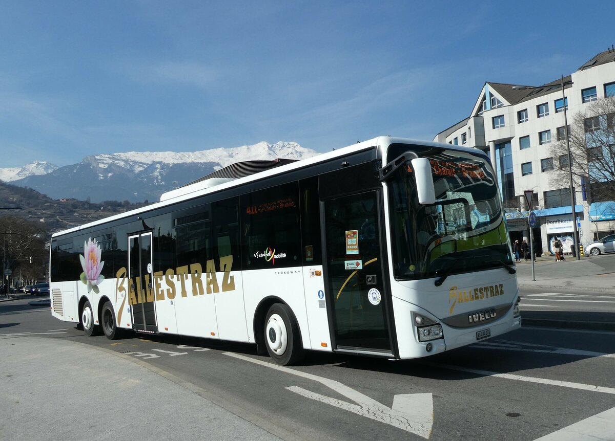 (233'453) - Ballestraz, Grne - VS 494'274 - Iveco (ex Vorfhrfahrzeug Iveco France) am 7. Mrz 2022 beim Bahnhof Sion