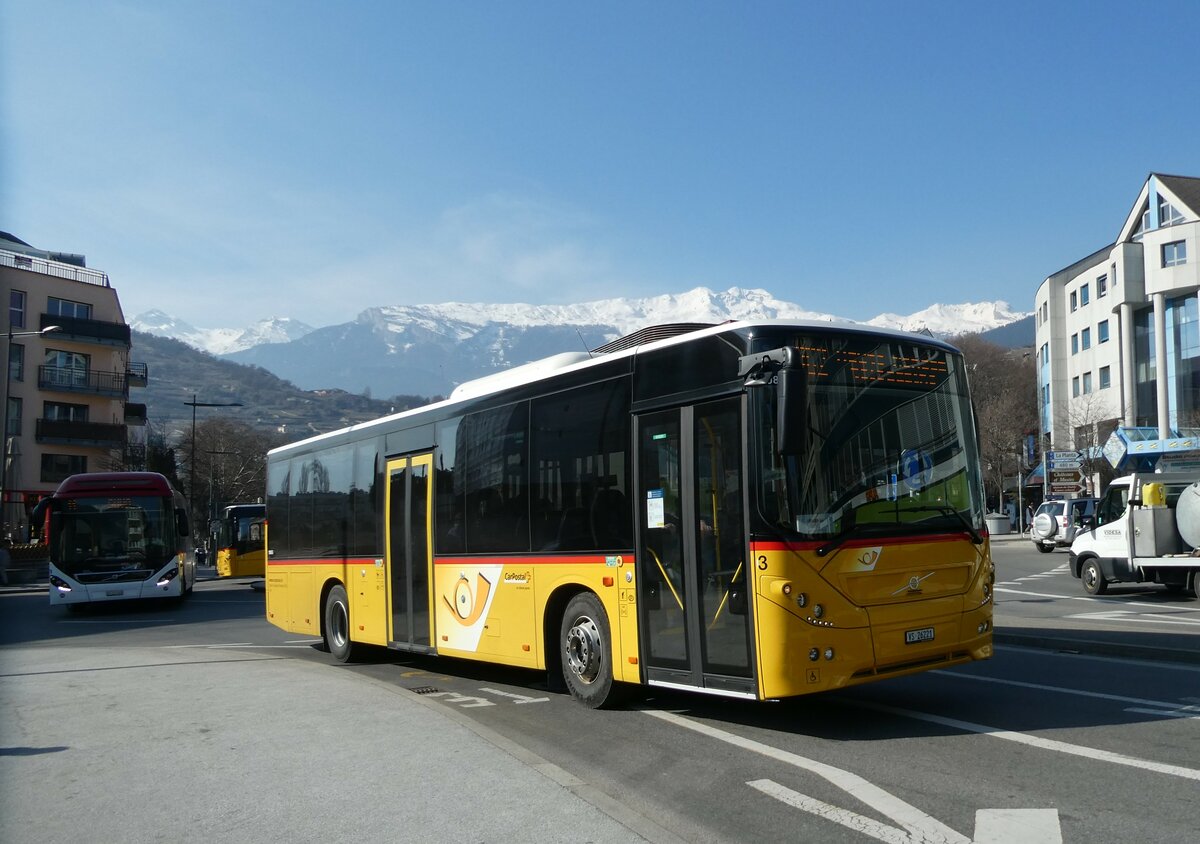 (233'469) - Lathion, Sion - Nr. 3/VS 36'221 - Volvo am 7. Mrz 2022 beim Bahnhof Sion