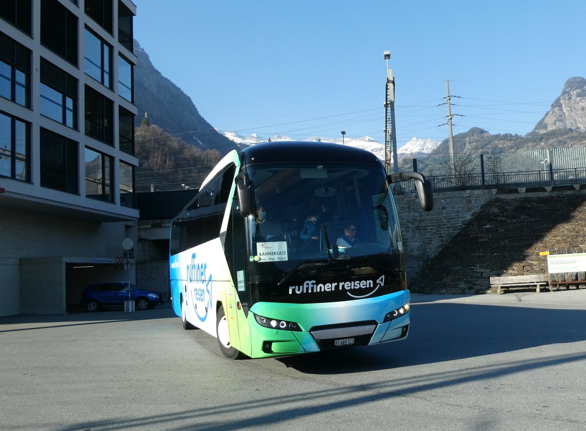 (233'485) - Ruffiner, Turtmann - VS 468'323 - Neoplan am 7. Mrz 2022 beim Bahnhof Brig