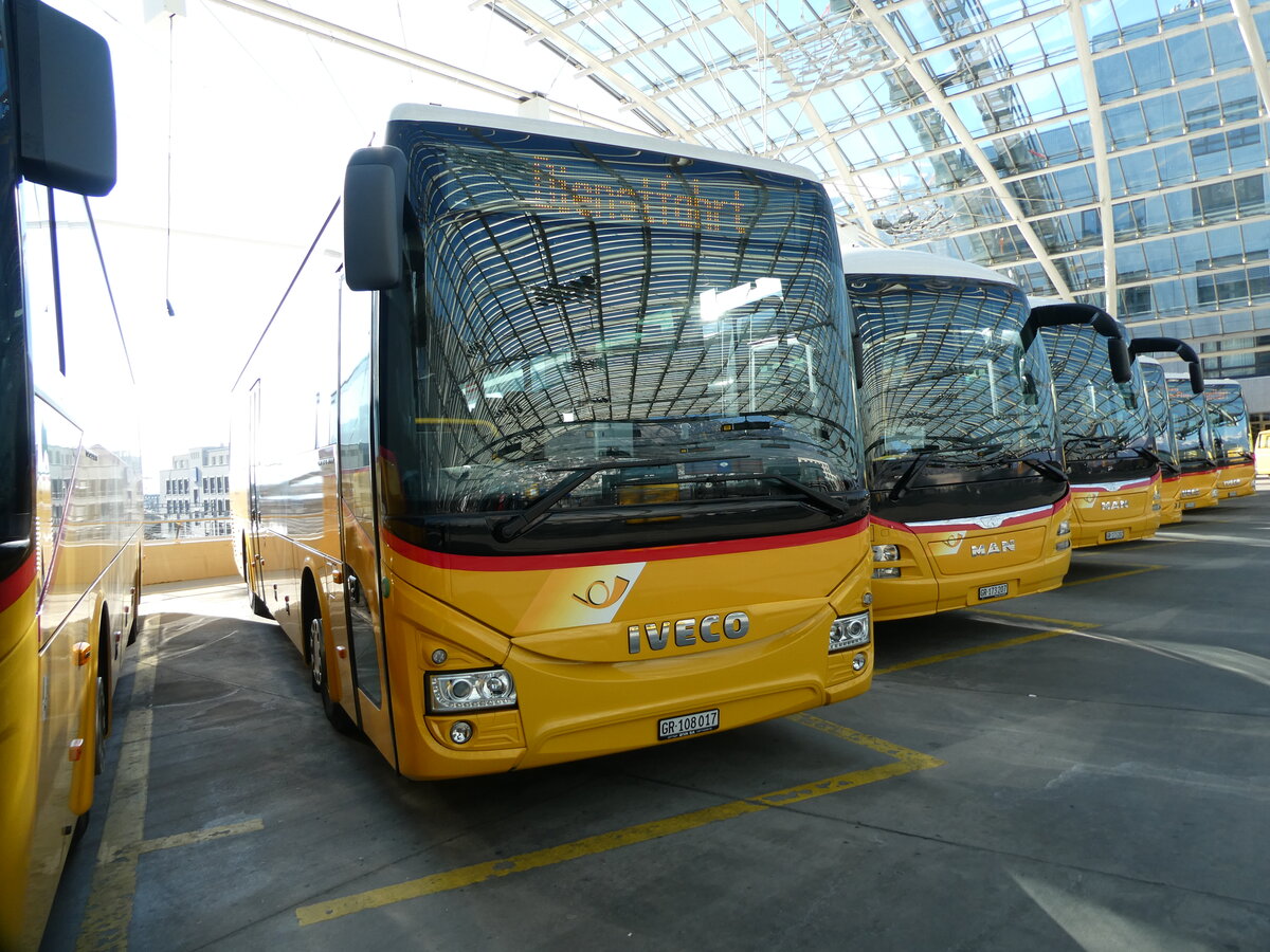 (233'606) - TpM, Mesocco - Nr. 17/GR 108'017 - Iveco am 9. Mrz 2022 in Chur, Postautostation