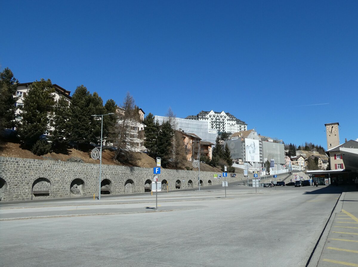 (233'675) - Engadin Bus/PostAuto-Haltestellen am 10. Mrz 2022 beim Bahnhof St. Moritz