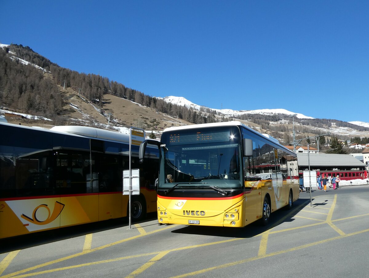 (233'687) - PostAuto Graubnden - GR 102'388 - Iveco am 10. Mrz 2022 beim Bahnhof Scuol-Tarasp