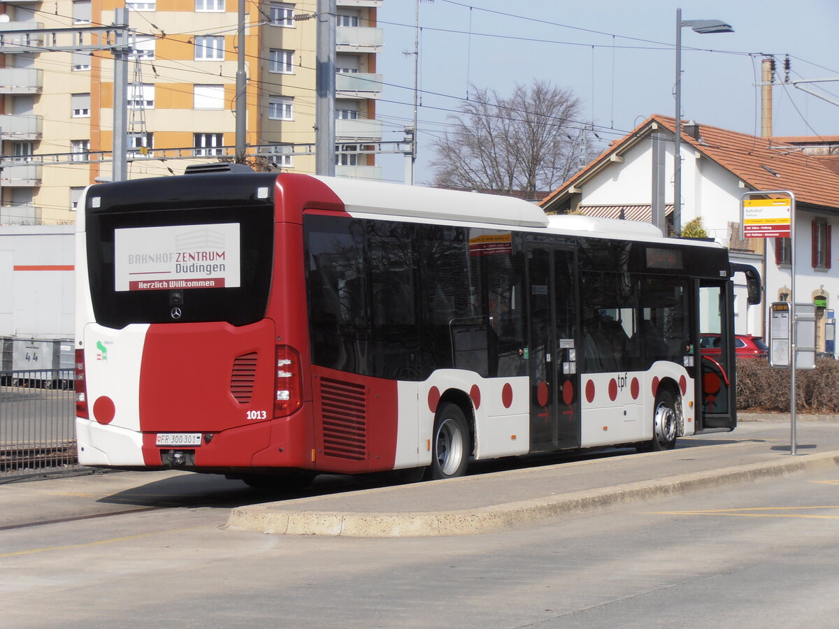 (233'830) - TPF Fribourg - Nr. 1013/FR 300'301 - Mercedes am 12. Mrz 2022 beim Bahnhof Ddingen