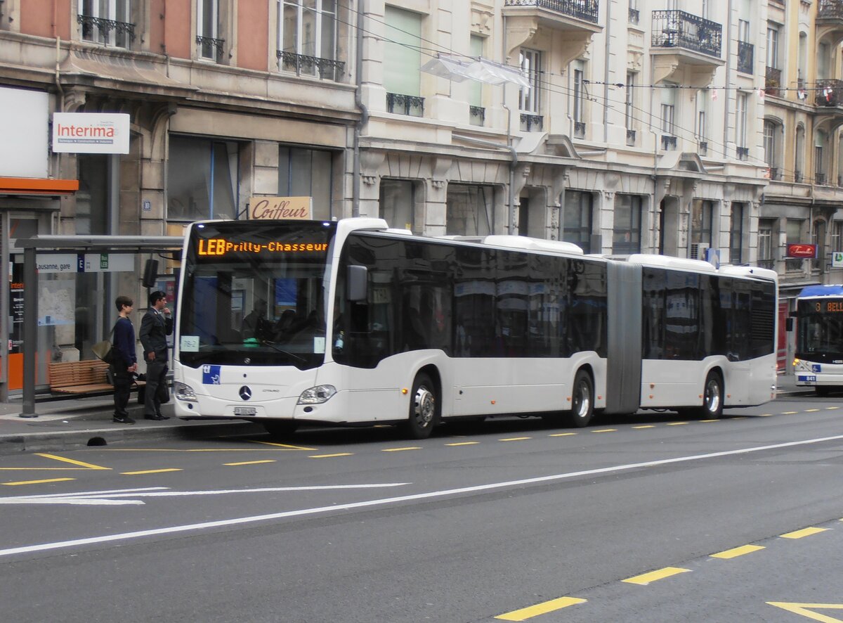 (233'957) - Intertours, Domdidier - FR 300'492 - Mercedes am 13. Mrz 2022 beim Bahnhof Lausanne (Einsatz TL)