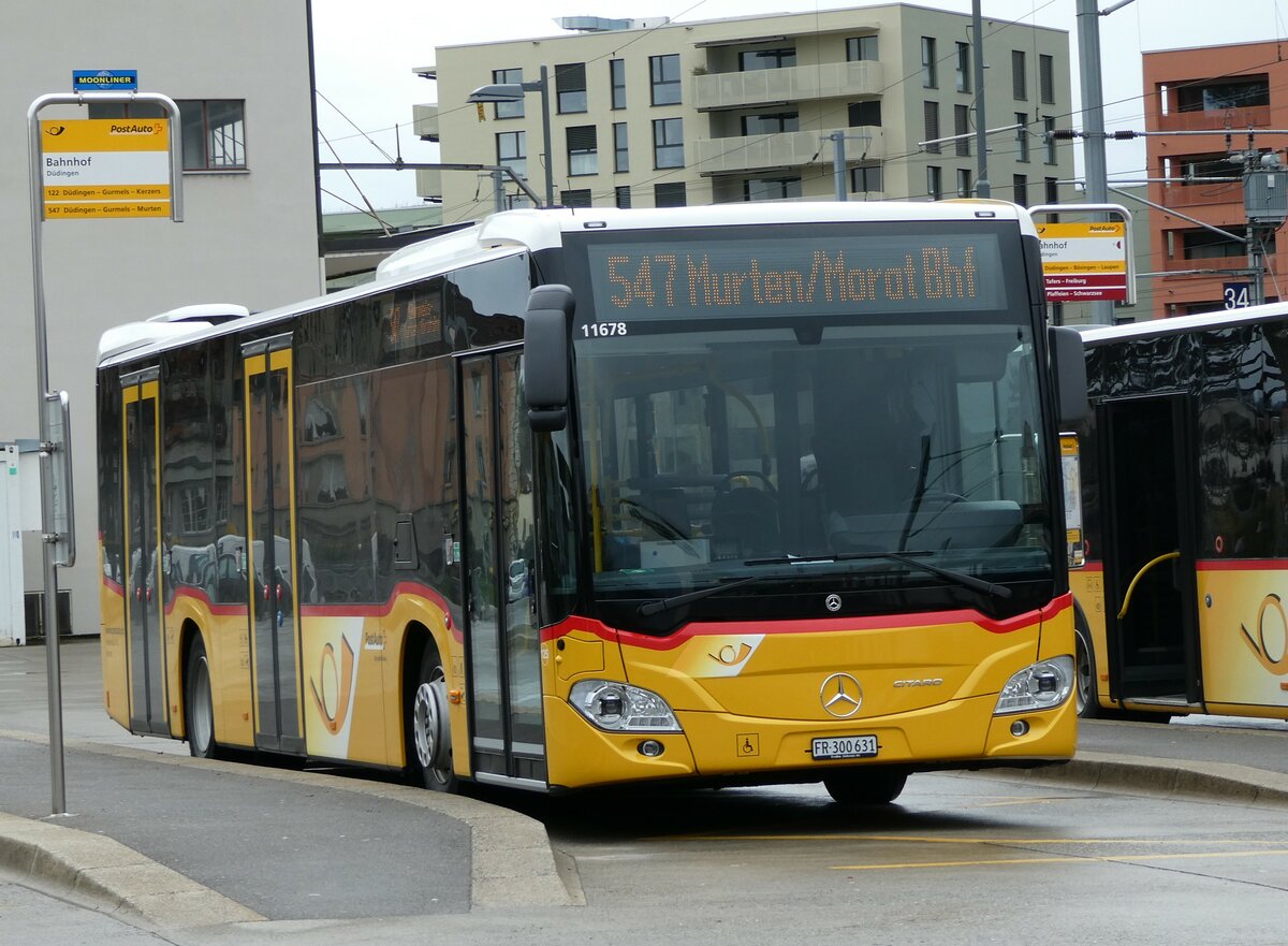 (234'236) - Wieland, Murten - Nr. 125/FR 300'631 - Mercedes am 8. April 2022 beim Bahnhof Ddingen