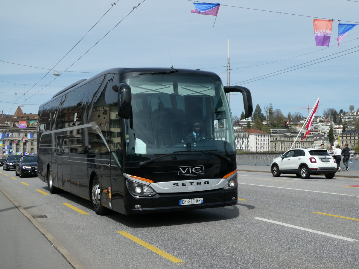 (234'441) - Aus Frankreich: VIC, Paris - DF 311 RP - Setra am 11. April 2022 in Luzern, Bahnhofbrcke