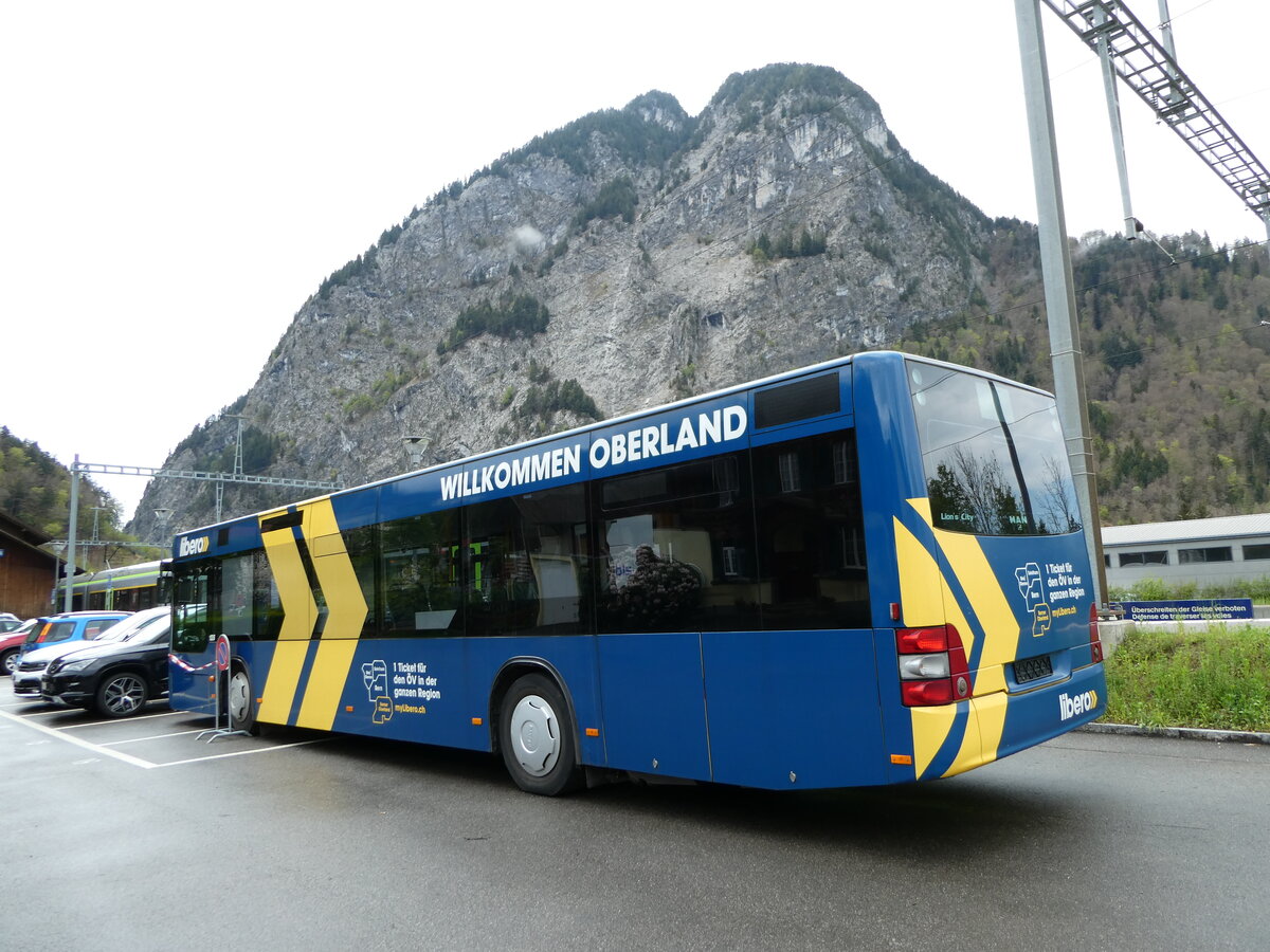 (234'838) - STI Thun - Nr. 128 - MAN am 26. April 2022 beim Bahnhof Wimmis