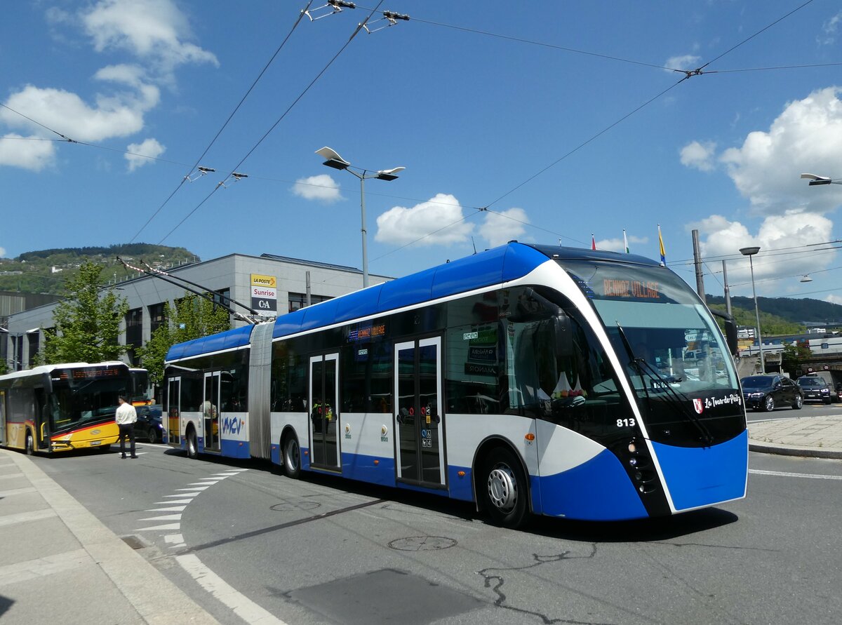 (234'953) - VMCV Clarens - Nr. 813 - Van Hool Gelenktrolleybus am 30. April 2022 beim Bahnhof Vevey