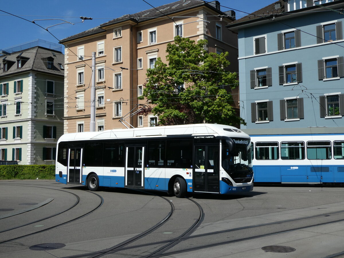 (235'069) - VBZ Zrich - Nr. 623/ZH 785'623 - Volvo am 2. Mai 2022 beim Bahnhof Zrich-Wiedikon