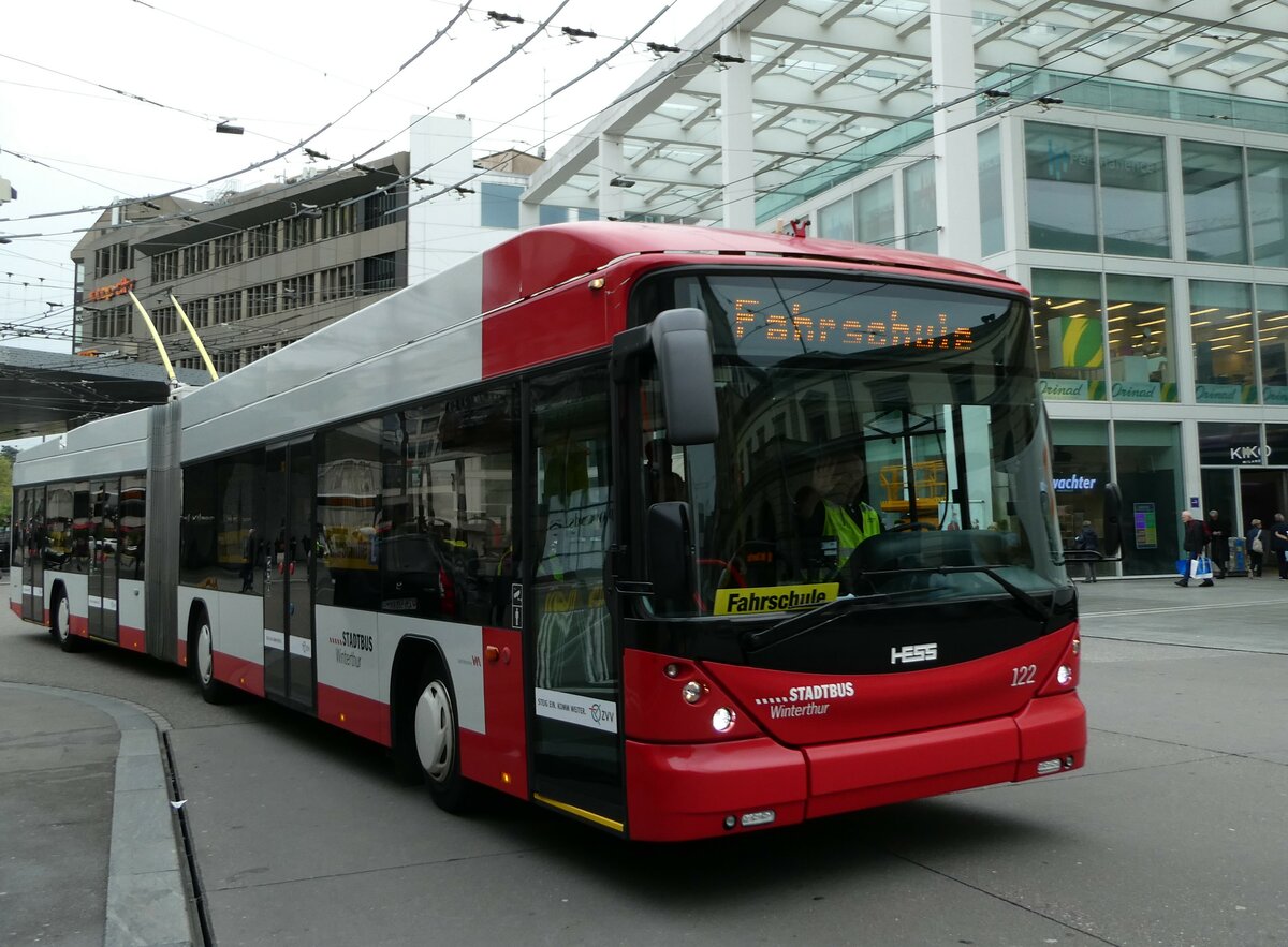 (235'265) - SW Winterthur - Nr. 122 - Hess/Hess Gelenktrolleybus am 7. Mai 2022 beim Hauptbahnhof Winterthur