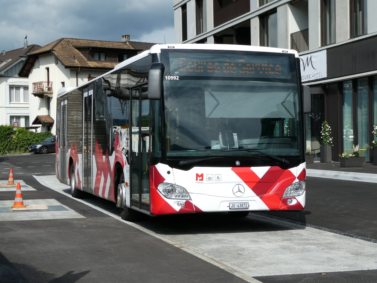 (236'858) - CarPostal Ouest - JU 43'872 - Mercedes am 6. Juni 2022 beim Bahnhof Delmont