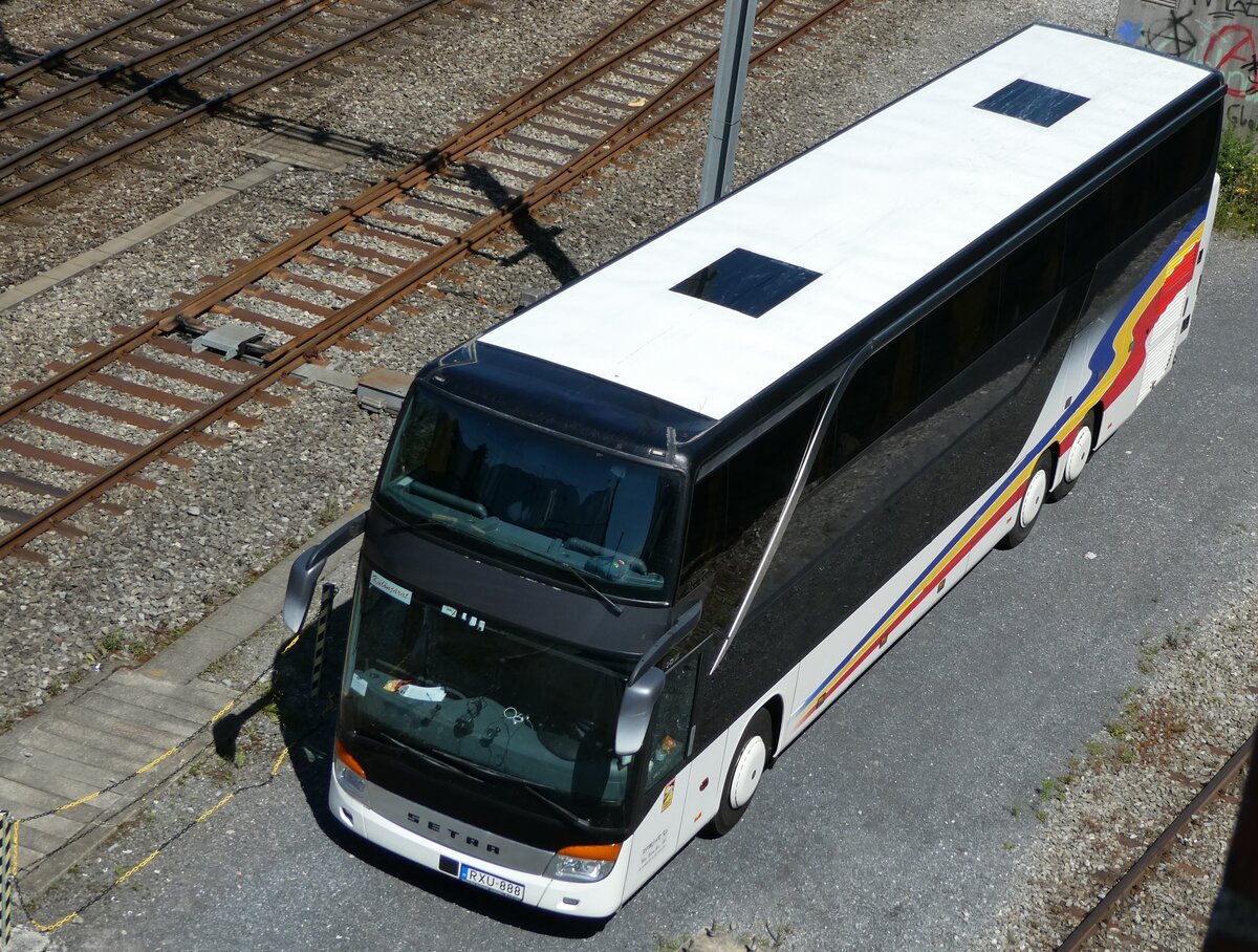 (237'011) - Aus Ungarn: Romcar, Tolna - RXU-888 - Setra (ex Eurobus/CH) am 11. Juni 2022 in Thun, Rosenau