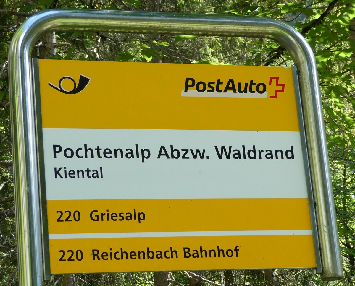 (237'659) - PostAuto-Haltestellenschild - Kiental, Pochtenalp Abzw. Waldrand - am 26. Juni 2022