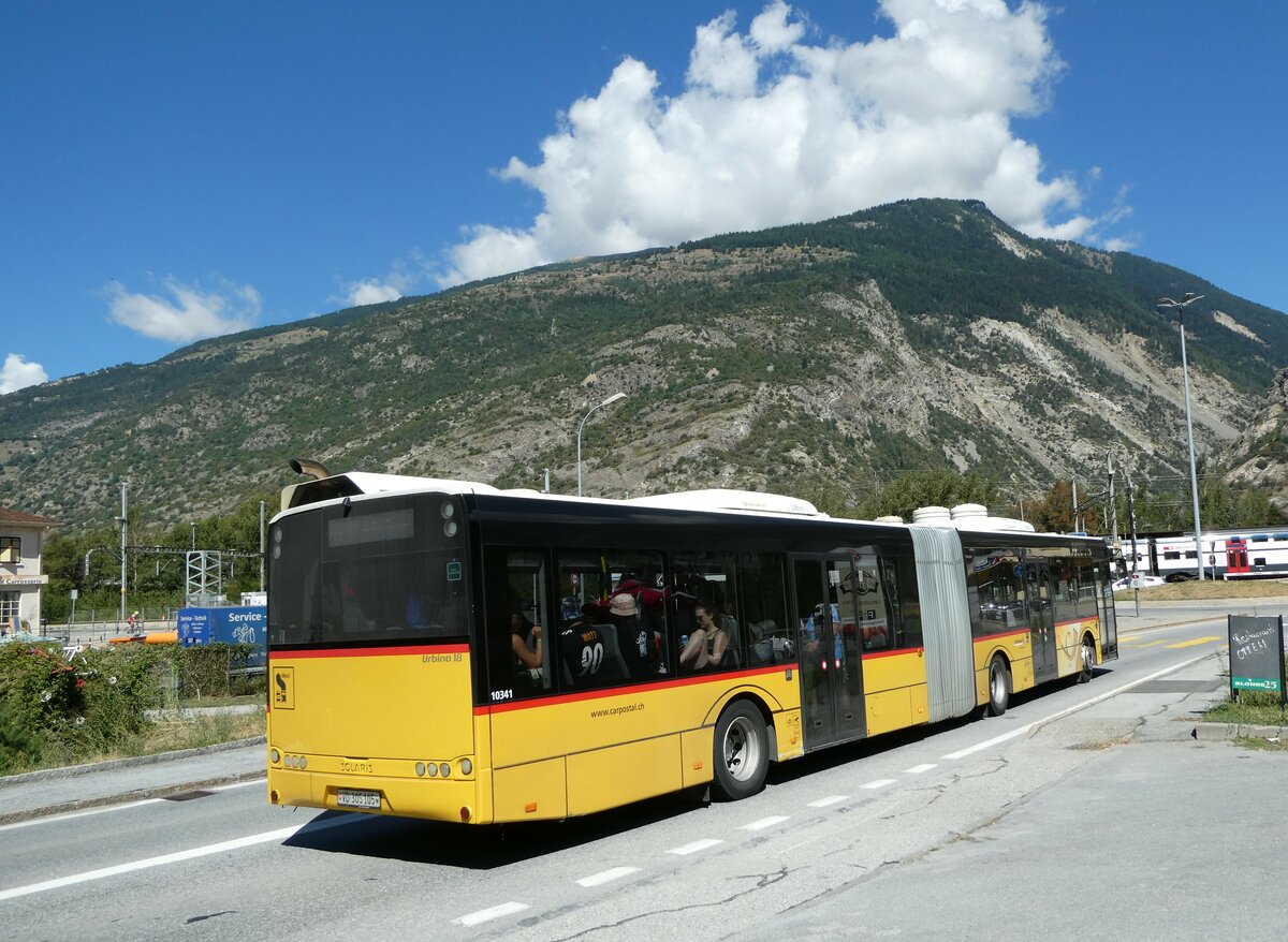 (239'368) - CarPostal Ouest - VD 305'105 - Solaris am 21. August 2022 beim Bahnhof Gampel-Steg