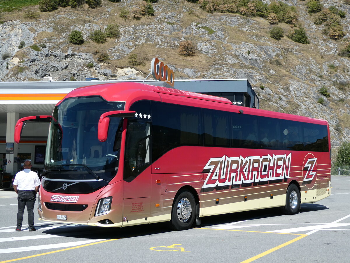 (239'420) - Zurkirchen, Malters - Nr. 15/LU 80'179 - Volvo am 21. August 2022 in Leuk, Coop-Tankstelle